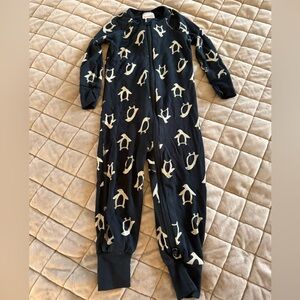 Hanna Anderson Kids Black Penguin Print One-Piece Zipper Pajamas Romper